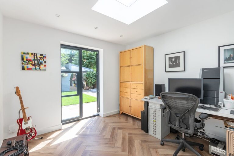images of property on Cambridge Road South