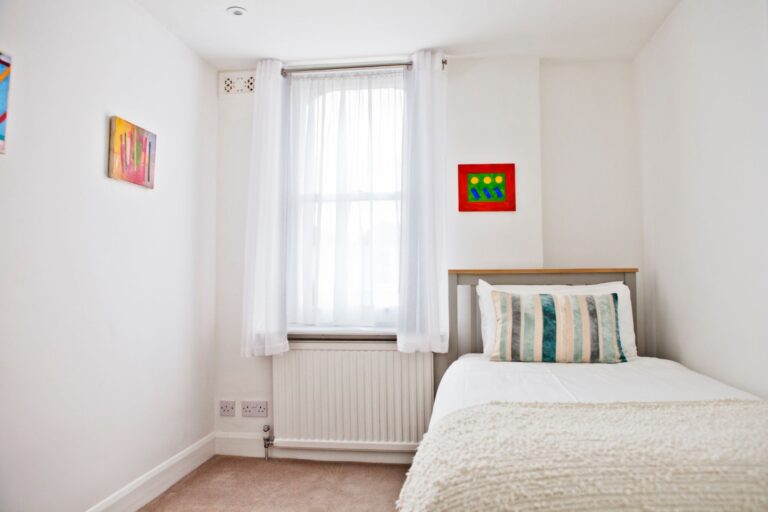 images of property on Cambridge Road South