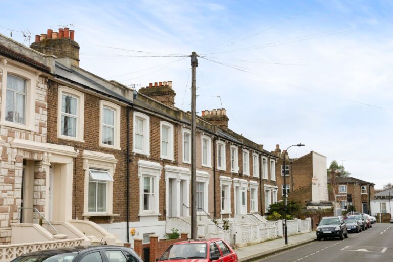 images of property on Askew Crescent