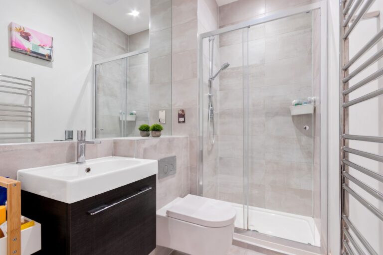 images of property on Chiswick High Road