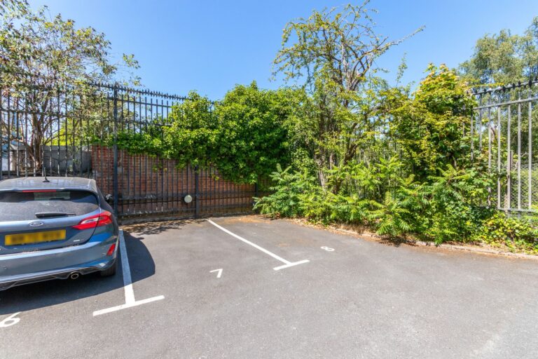 images of property on Chiswick High Road