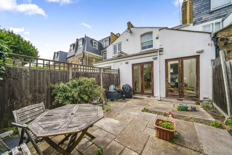 images of property on Cardross Street