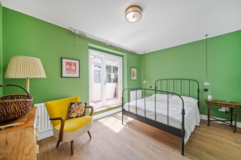 images of property on Chiswick High Road