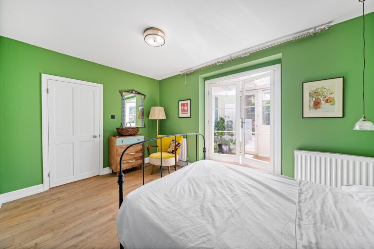 images of property on Chiswick High Road