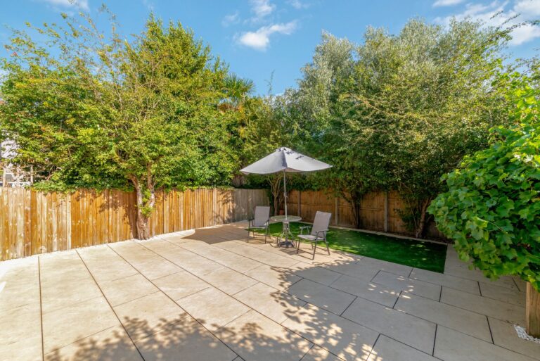images of property on Staveley Road