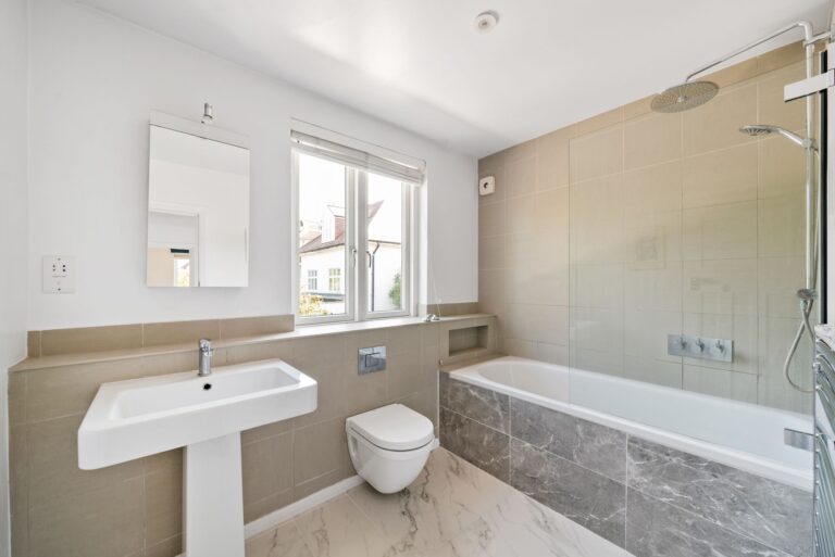 images of property on Staveley Road