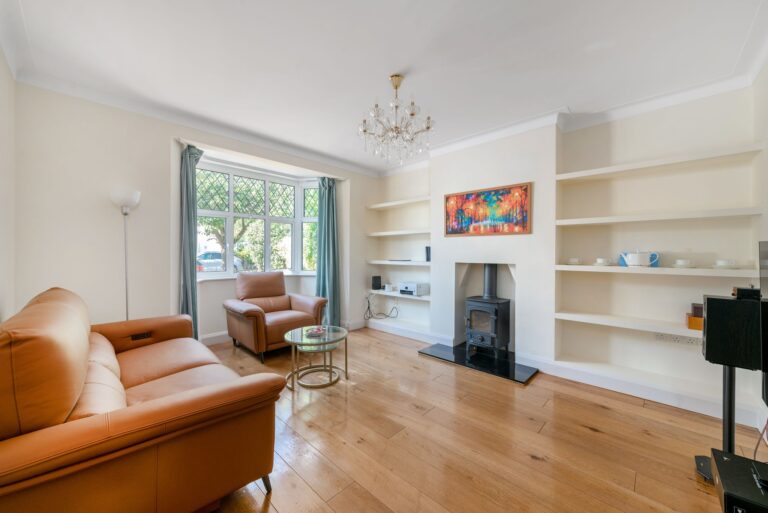 images of property on Staveley Road