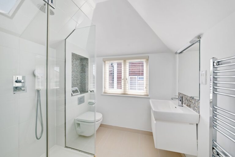 images of property on Staveley Road