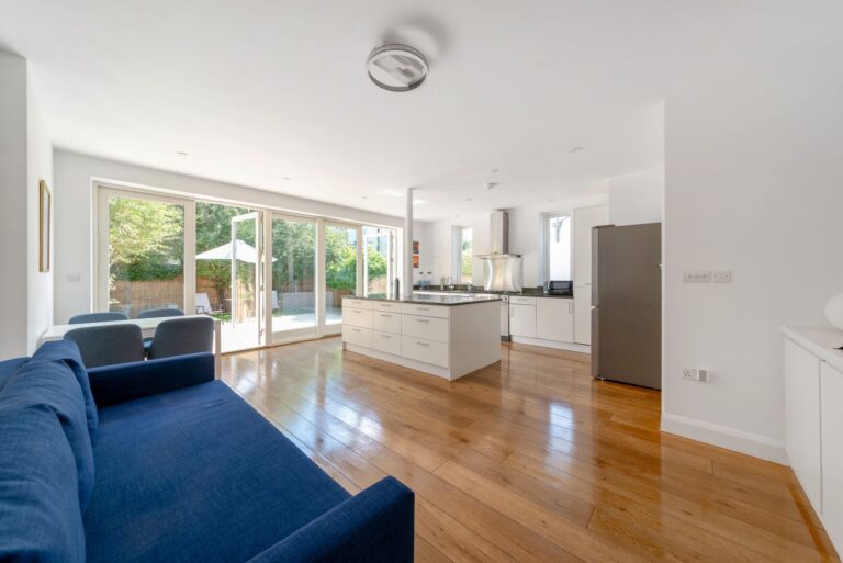 images of property on Staveley Road