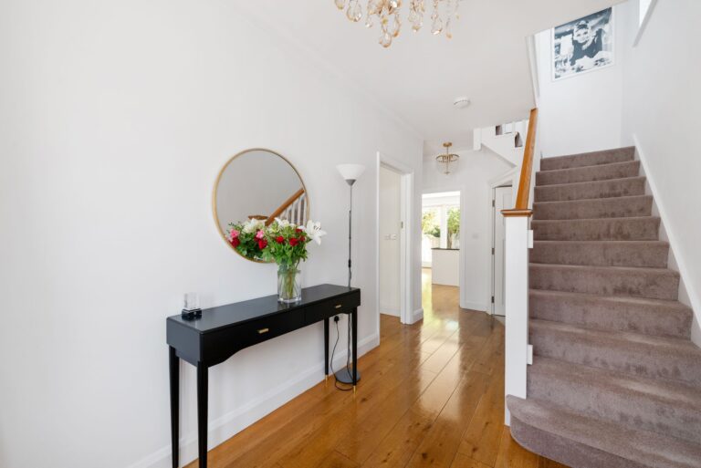 images of property on Staveley Road