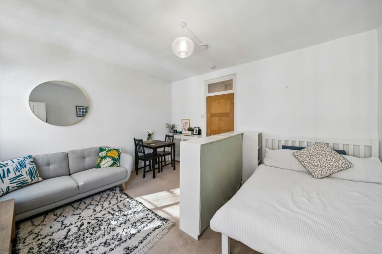 images of property on Kings Court