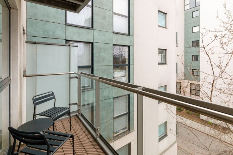 images of property on Pump House Crescent