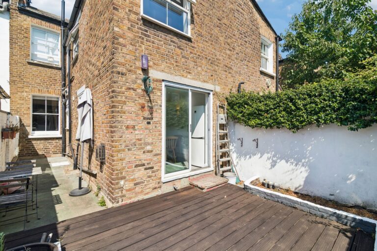 images of property on Cobbold Road