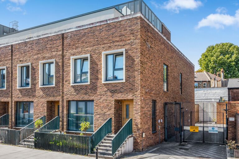images of property on Greenside Road