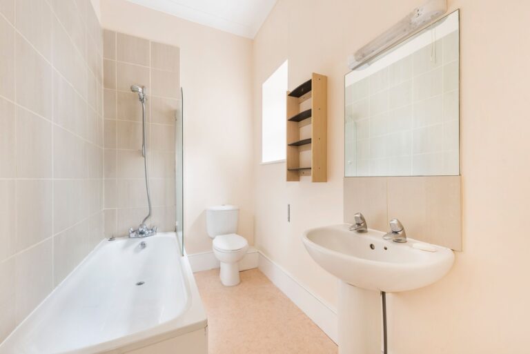 images of property on Oaklands Grove