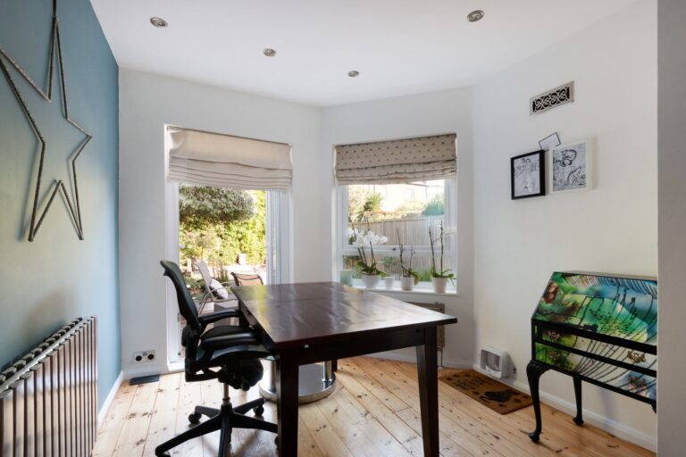 images of property on Thornton Avenue