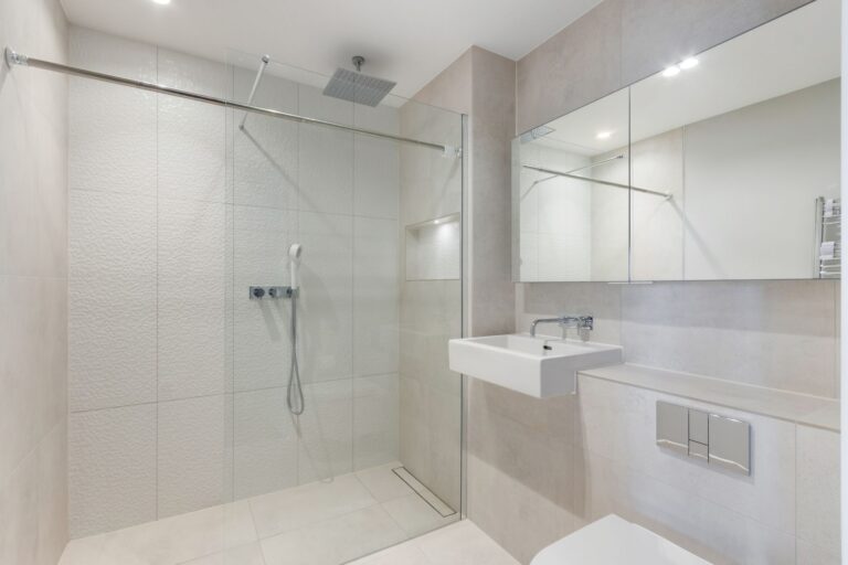 images of property on 414 Chiswick High Road