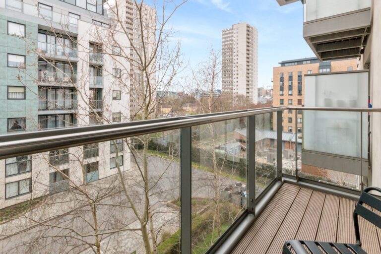 images of property on Pump House Crescent