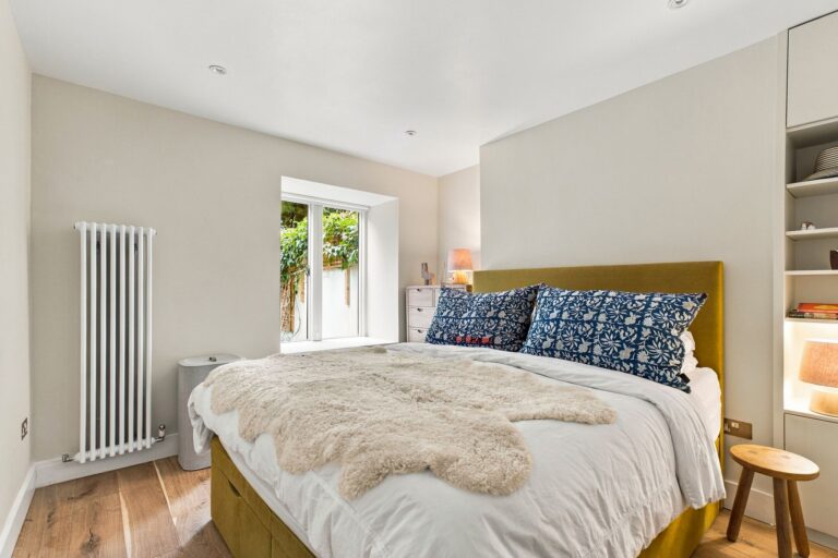 images of property on Leysfield Road