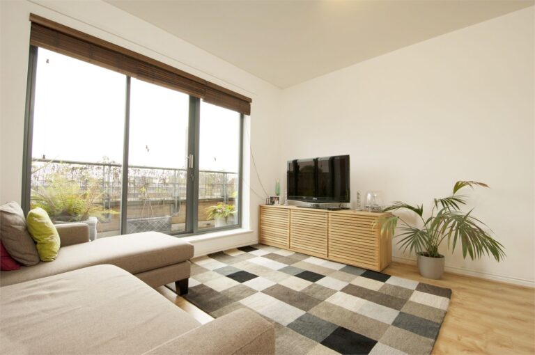 images of property on Invermead Close