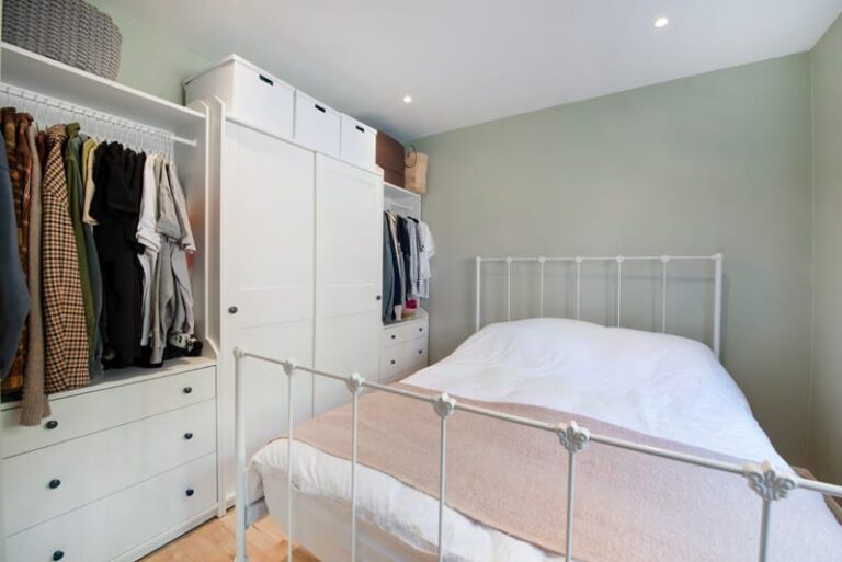 images of property on The Avenue