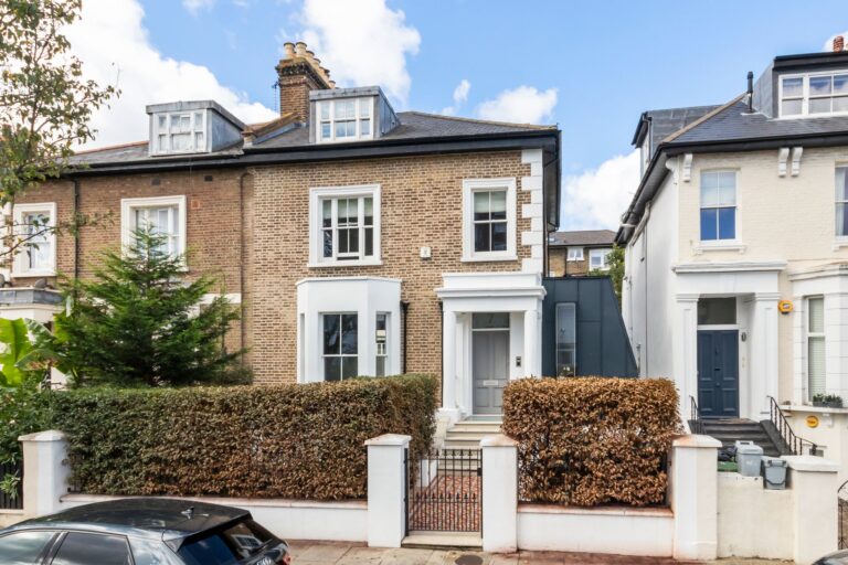 images of property on Devonport Road